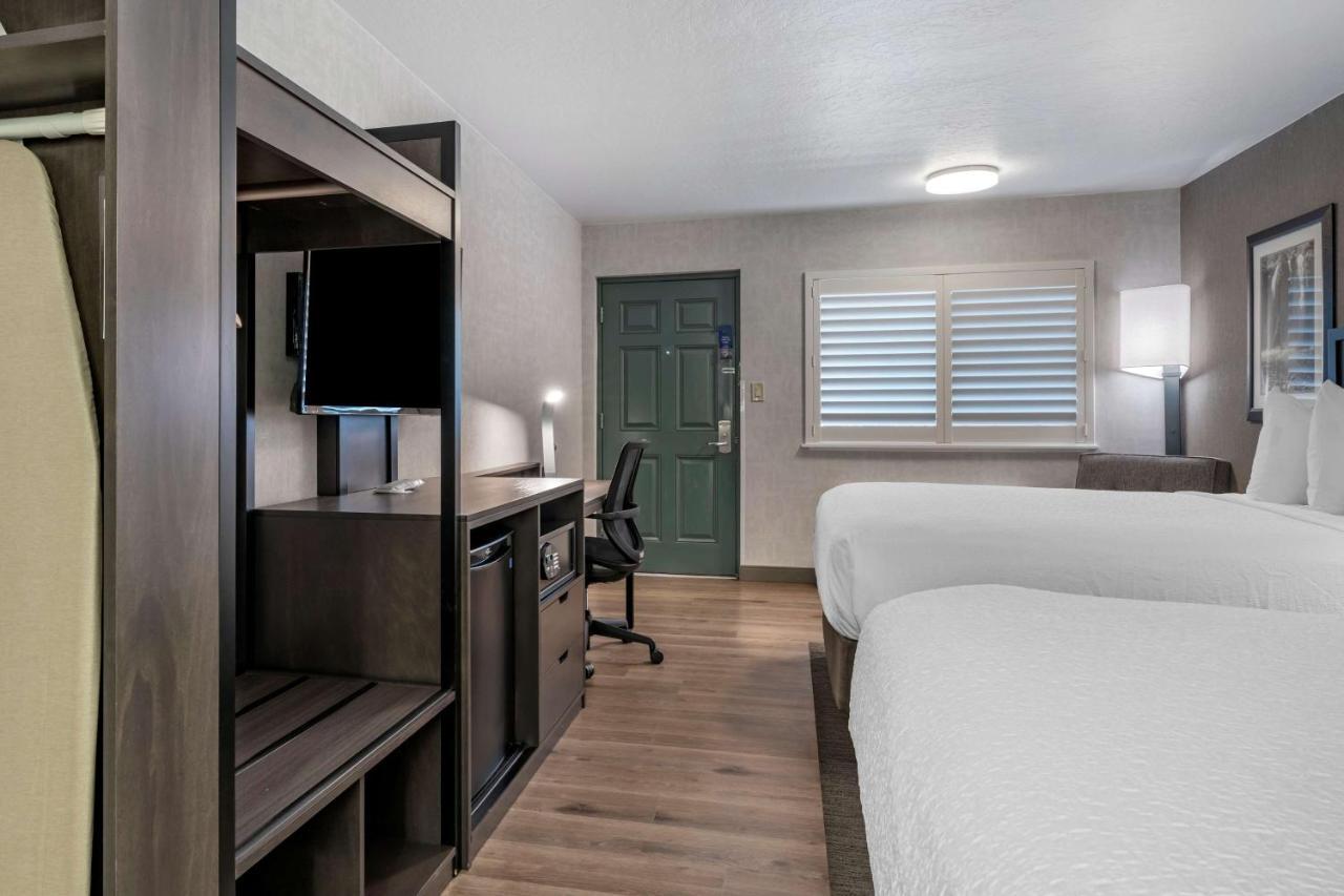Best Western Plus Hilltop Inn Реддинг Экстерьер фото