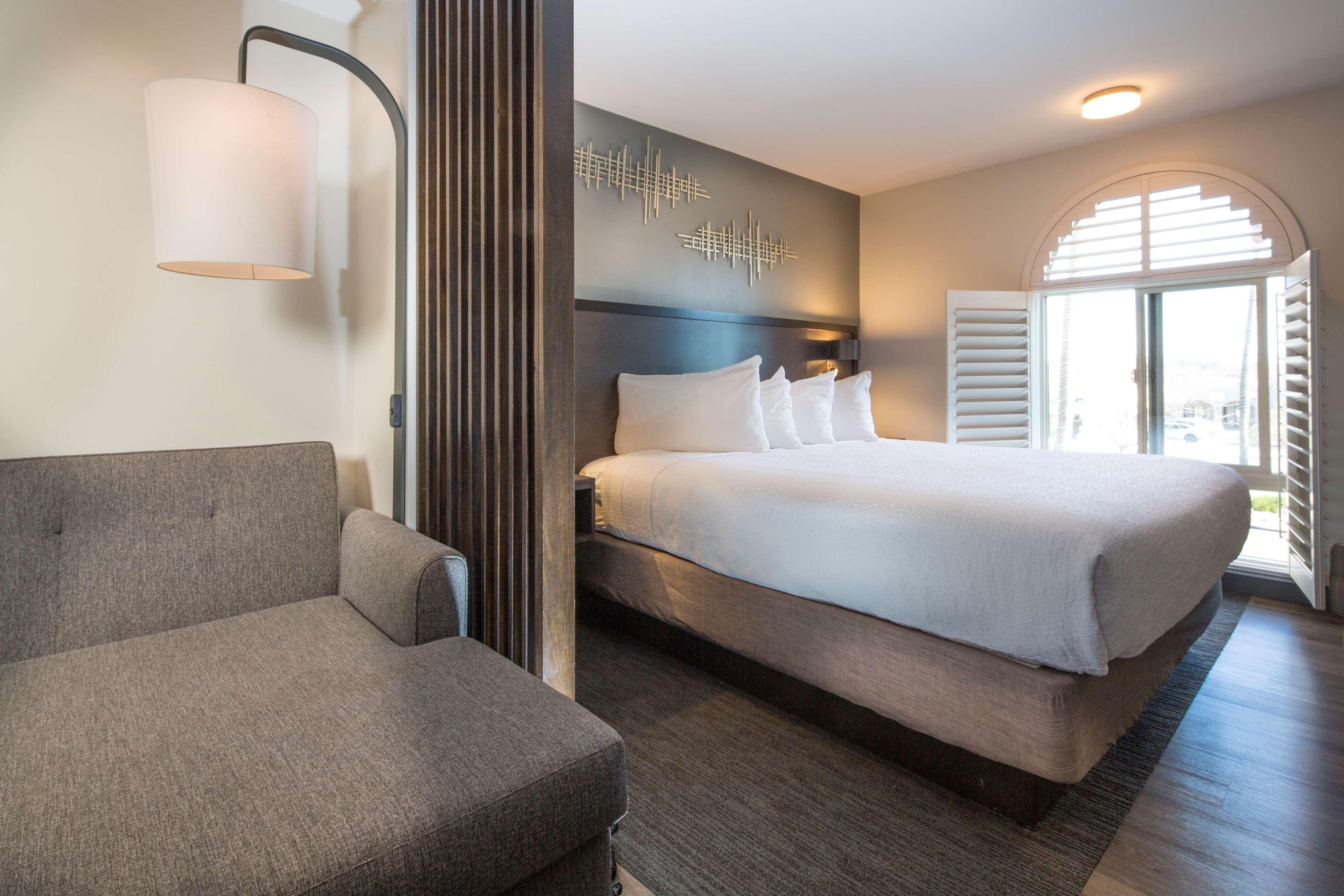 Best Western Plus Hilltop Inn Реддинг Экстерьер фото