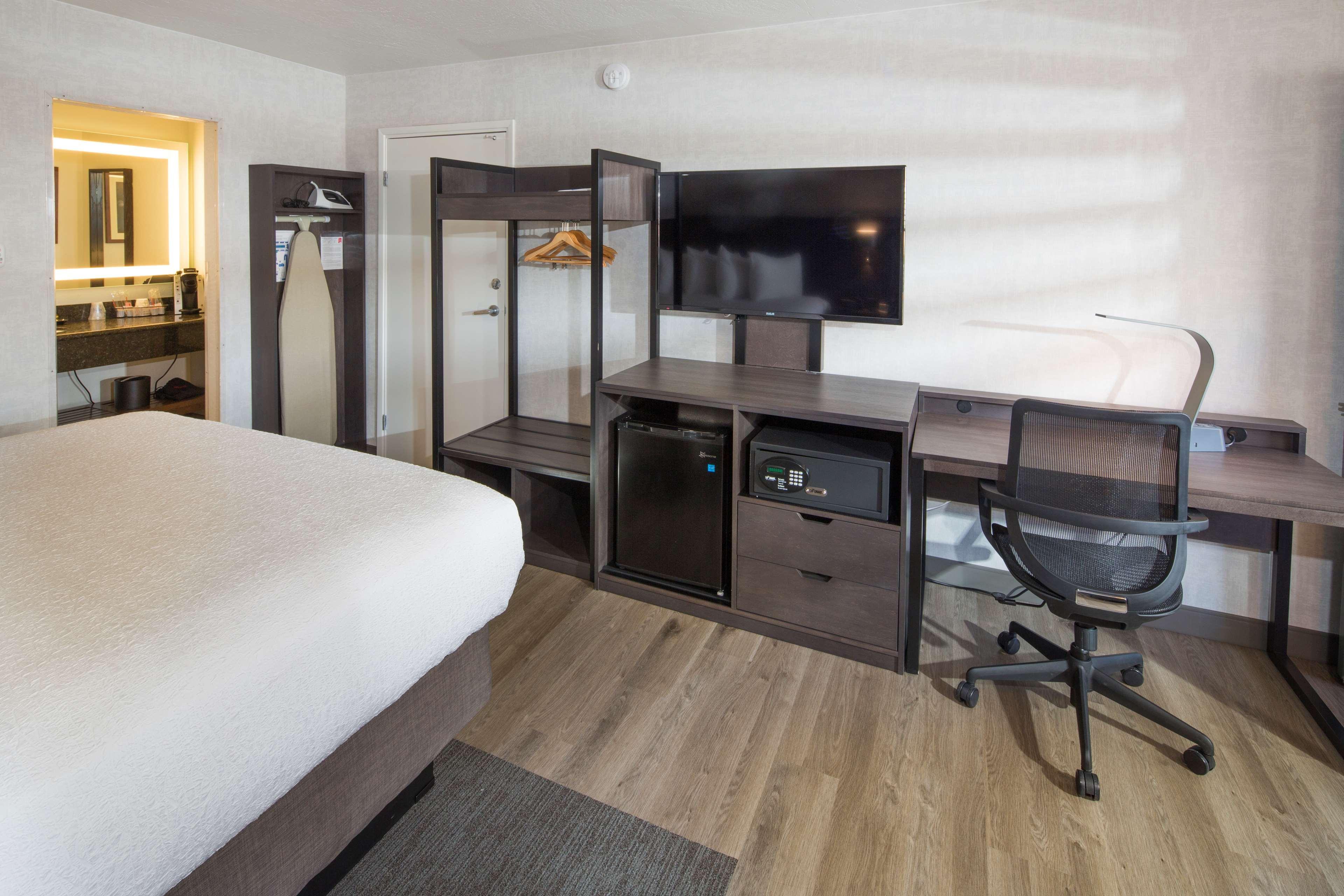 Best Western Plus Hilltop Inn Реддинг Экстерьер фото