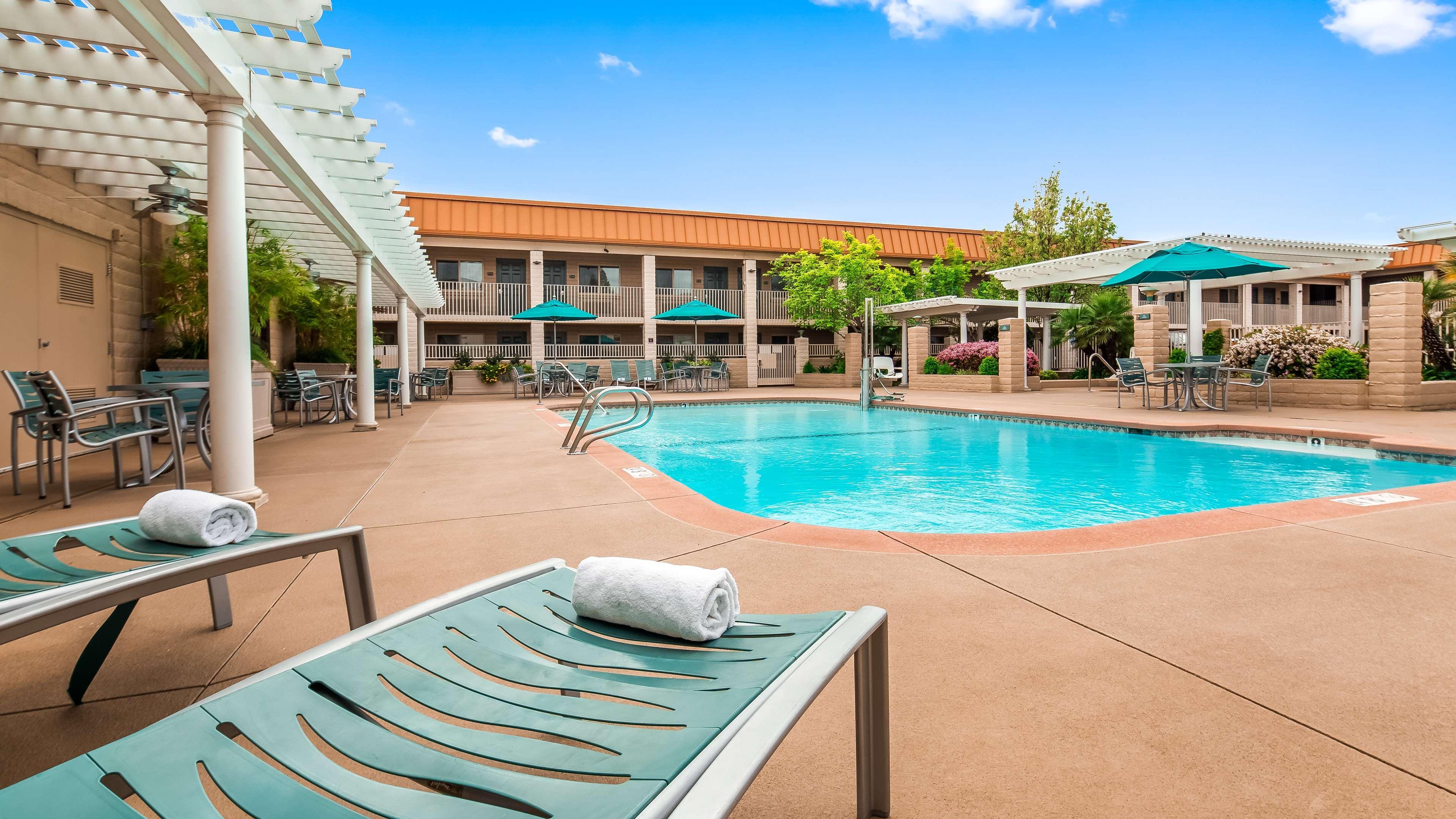 Best Western Plus Hilltop Inn Реддинг Экстерьер фото